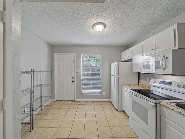 Building Photo - 1901 Kingswood Ct