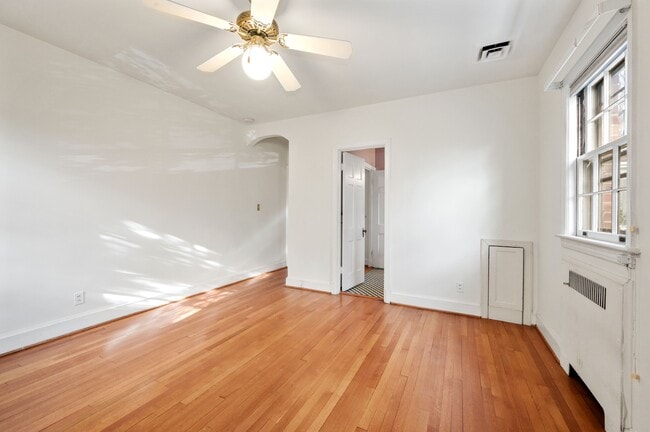 Building Photo - 5325 Chevy Chase Pky NW