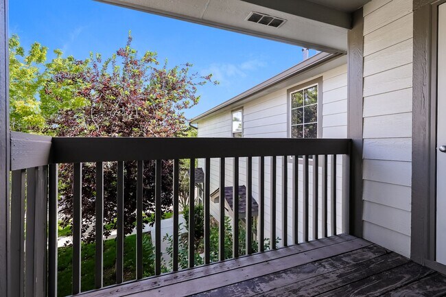 Building Photo - Spacious, Updated 2BR / 2 BA Condo in Gated Community!