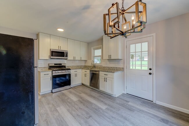 Building Photo - Beautiful 2-Bed, 1-Bath House in Overland ...