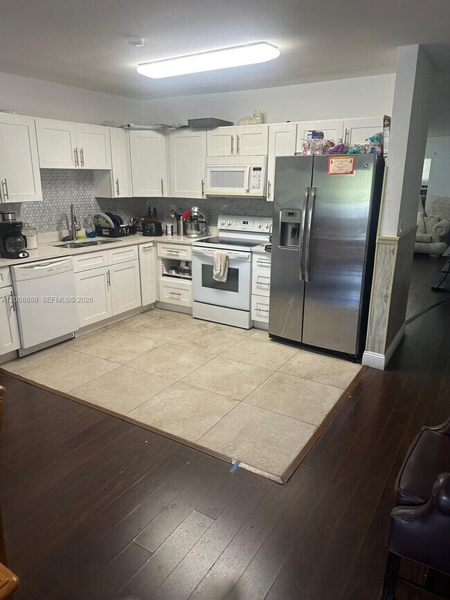 Building Photo - 4084 Coral Springs Dr