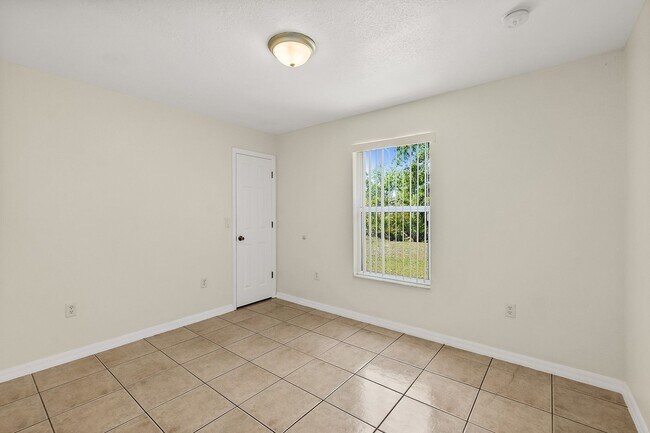 Building Photo - Spacious 3 Bedroom 2 Bath 1 Car Duplex in ...