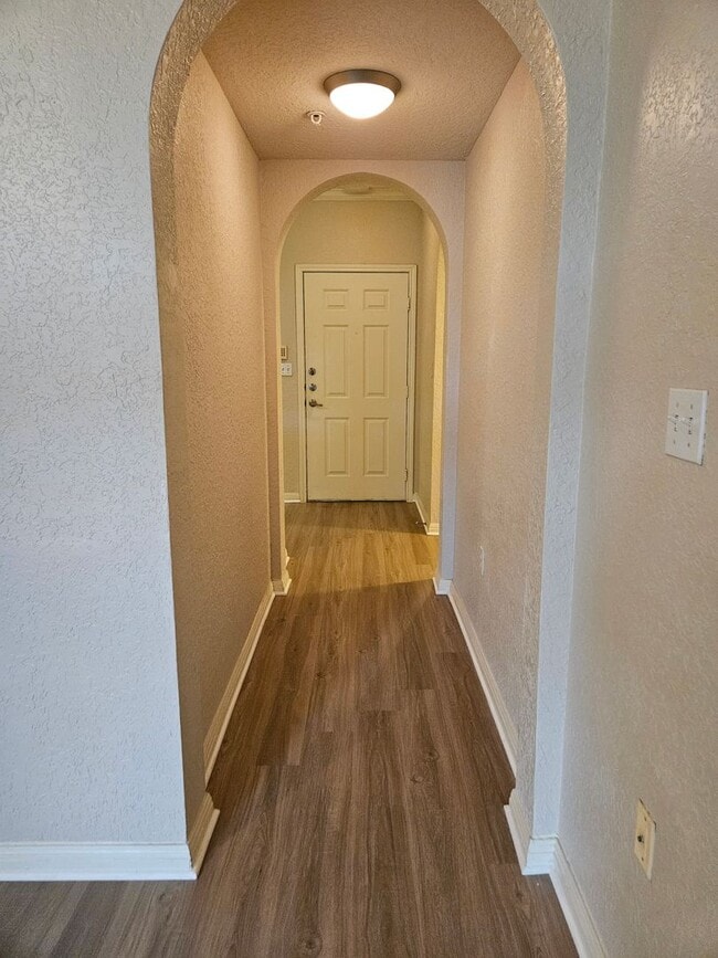 Building Photo - $600 Deposit*Spacious 1 BDRM Condo Downtown!