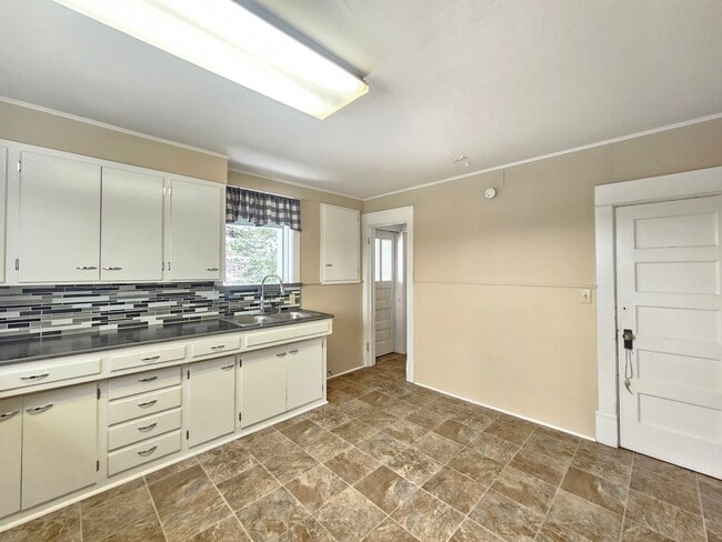 Building Photo - 2028 W 9th Ave