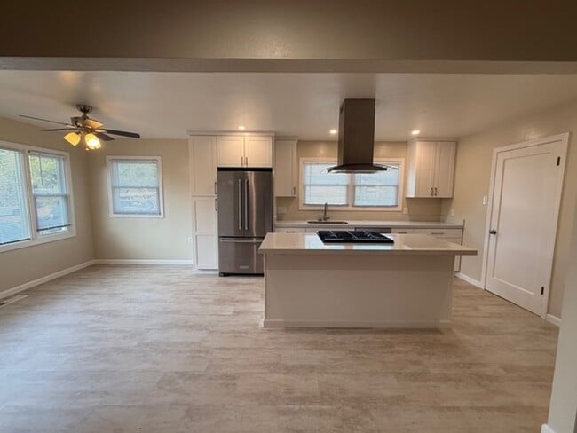 Building Photo - Beautifully Updated 3-Bedroom Home Next to Franklin Park