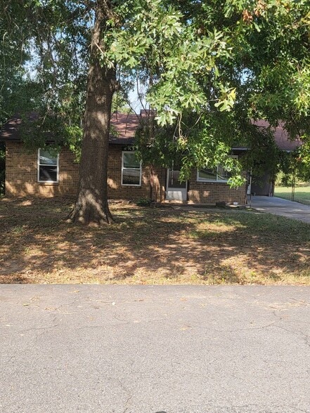 Primary Photo - 638 Loomis St
