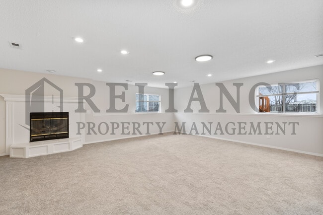 Building Photo - 215 Peachwood Dr