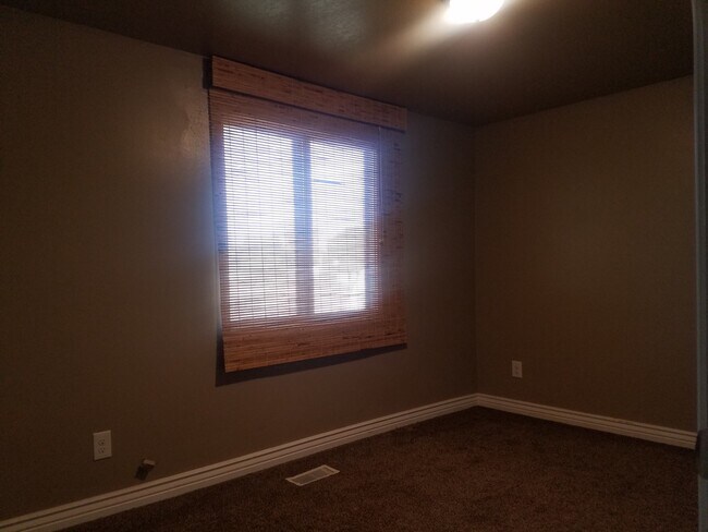 Building Photo - Available August 1st! 3 bed 1 bath, fully ...