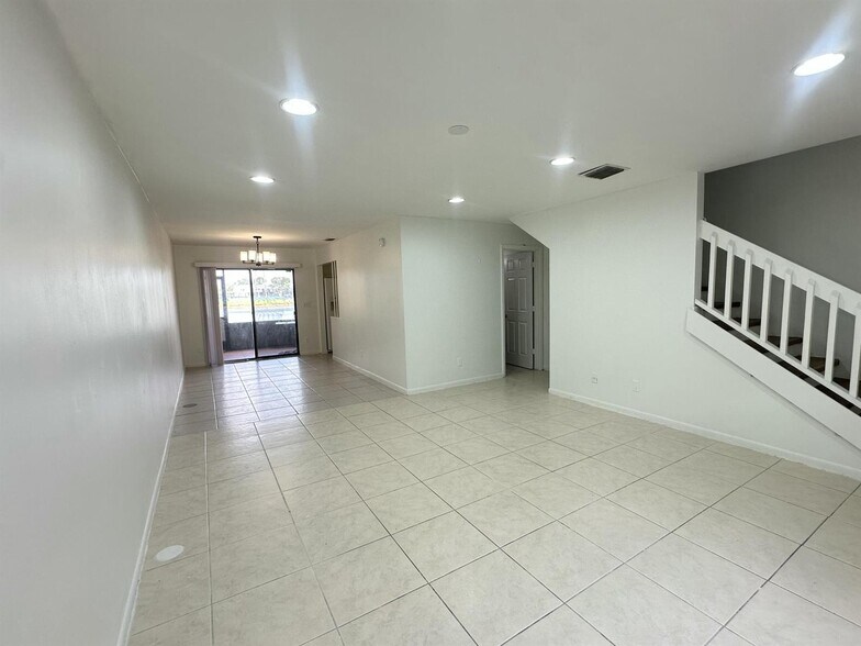 Building Photo - 2404 Seaside Dr