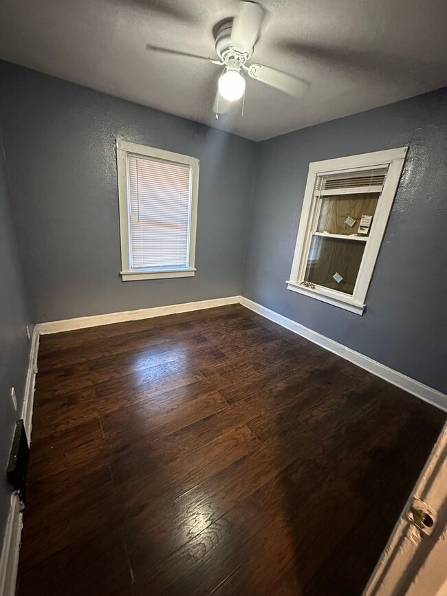 Building Photo - 2 Bedroom 1 Bath