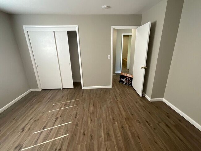 Building Photo - 3 bdrm 2 bath Home 2 car Garage small dog ...