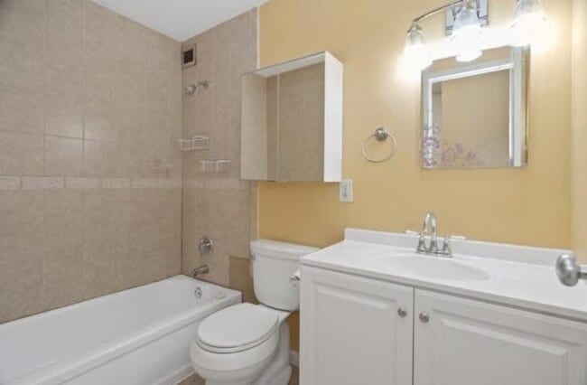 Building Photo - 4343 N Clarendon Ave