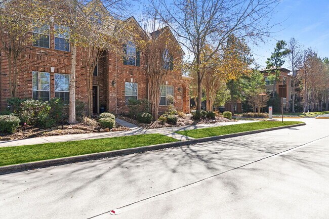 Building Photo - Exceptionally well-maintained Sterling Ridge Townhome boasts an array of desirable features!