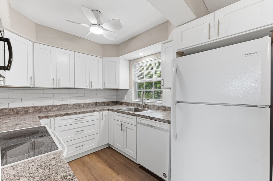 Building Photo - 1514 Edgewater Cir