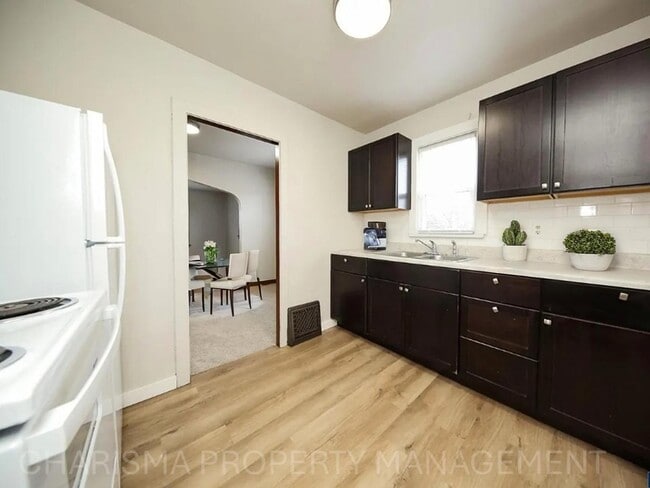 Building Photo - 1330 W 14th St