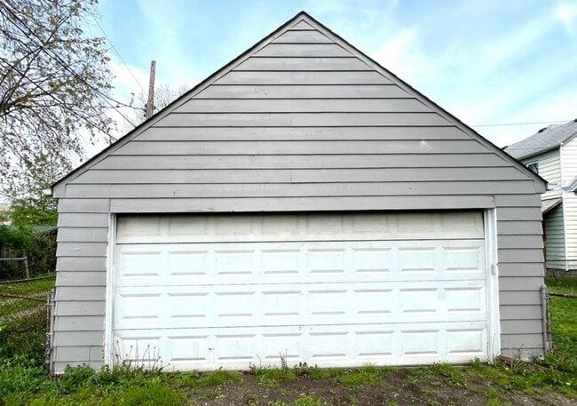 Building Photo - 653 Fairview Ave