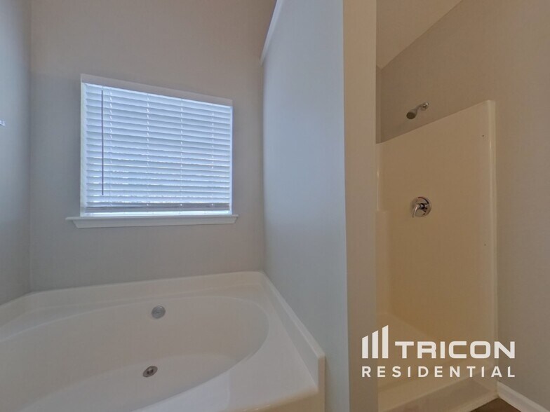 Building Photo - 6821 Hickory Hollow Dr