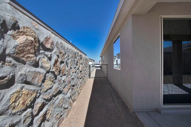 Building Photo - 729 C. Escondida