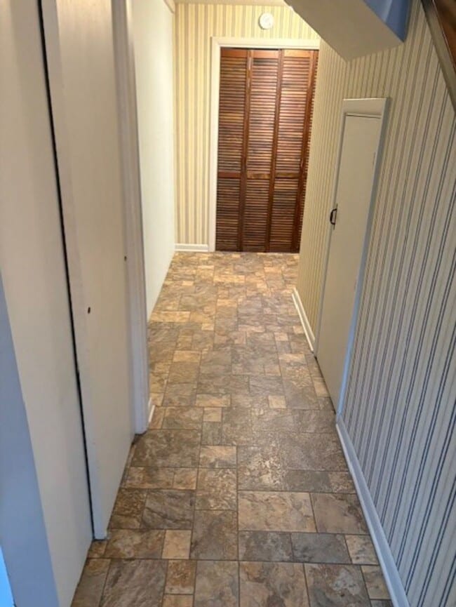 Building Photo - Charming home with large bedrooms