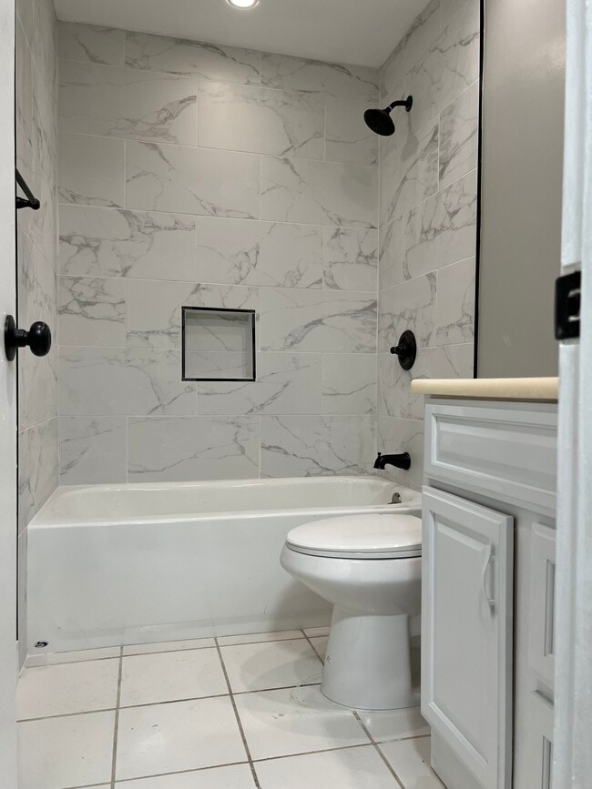 Main Bathroom - 1515 Oak St