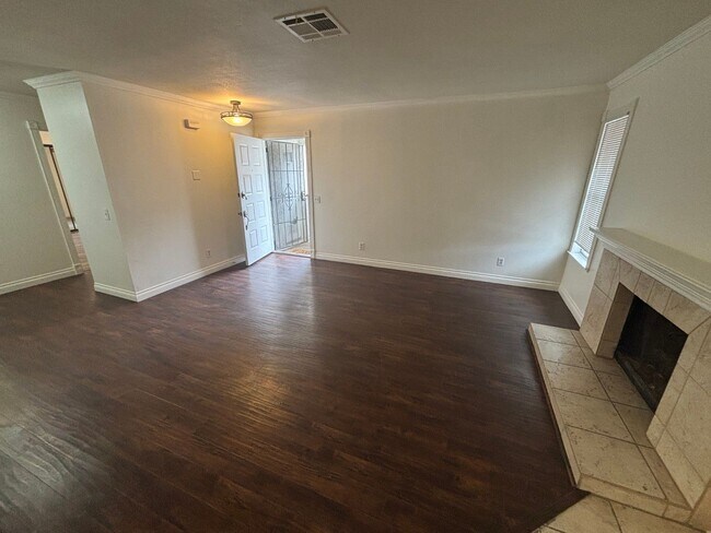 Building Photo - 2 Br/2 Ba. Condo on 2nd fl.