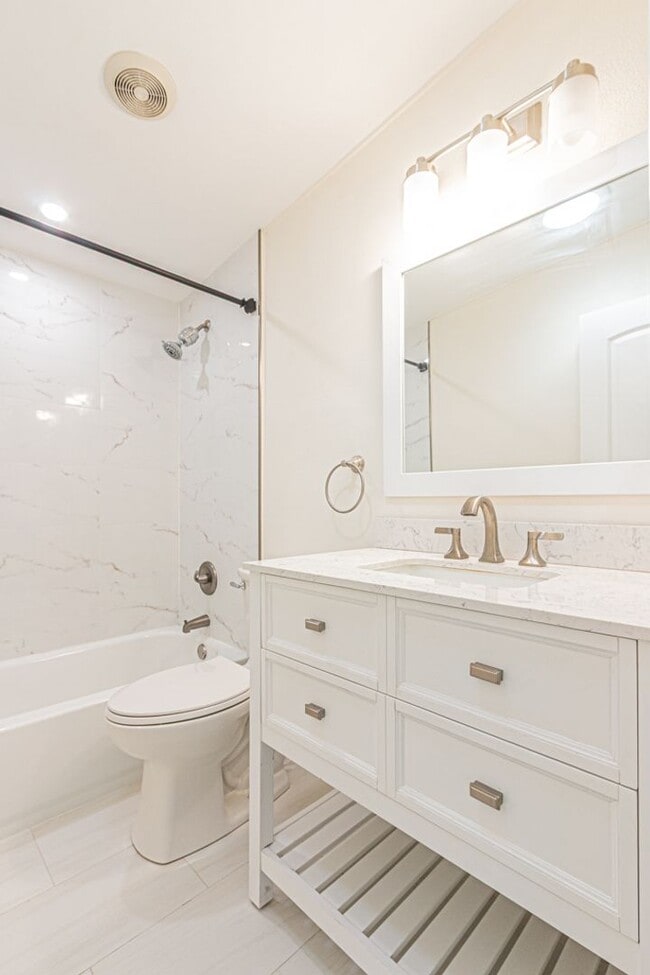 Building Photo - Annual Rental – Pet-Friendly Charming Napl...