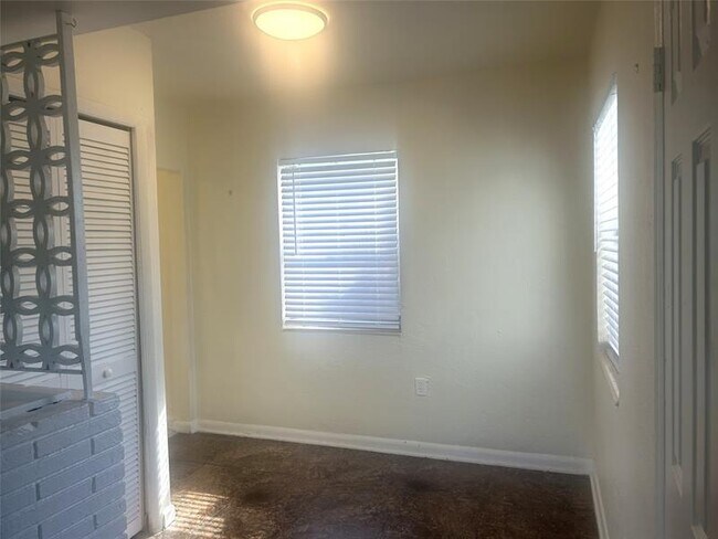 Building Photo - 3050 NW 5th Ct