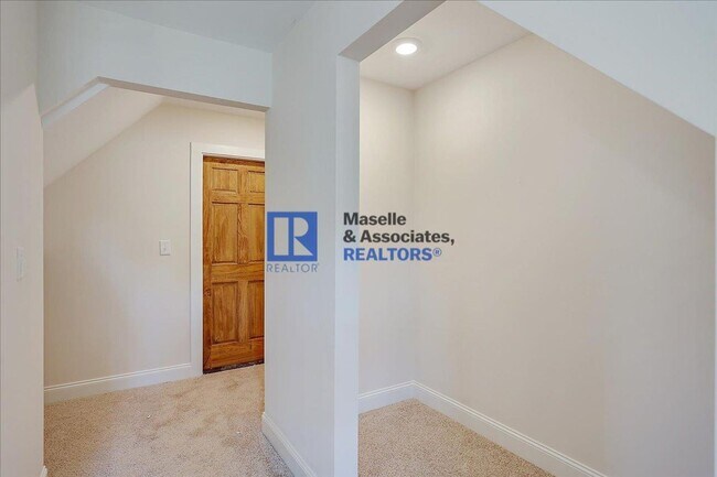 Building Photo - 206 Glen Trail
