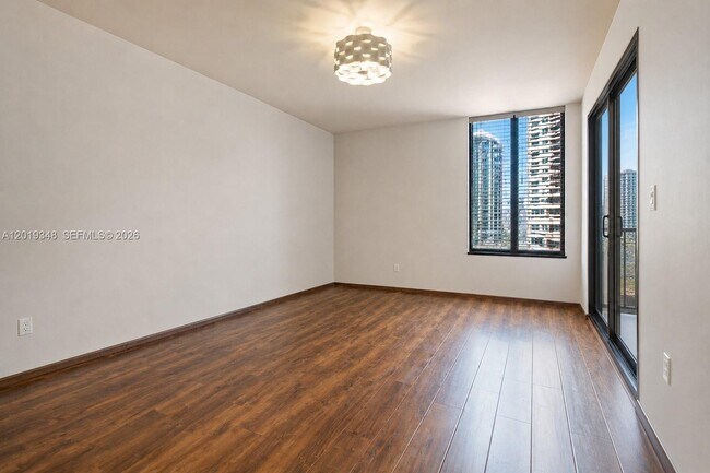 Building Photo - 520 Brickell Key Dr