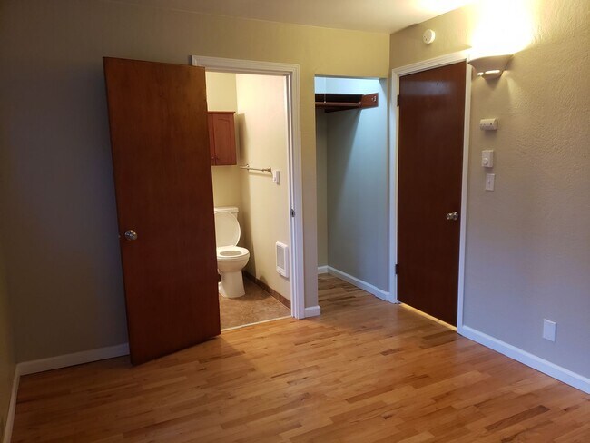 Building Photo - Fremont - Small Building - 1BR Top Floor C...
