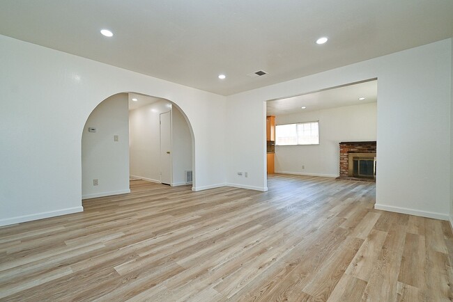 Building Photo - $3790 - 3BR - GORGEOUS REMODELED HOME IN N...