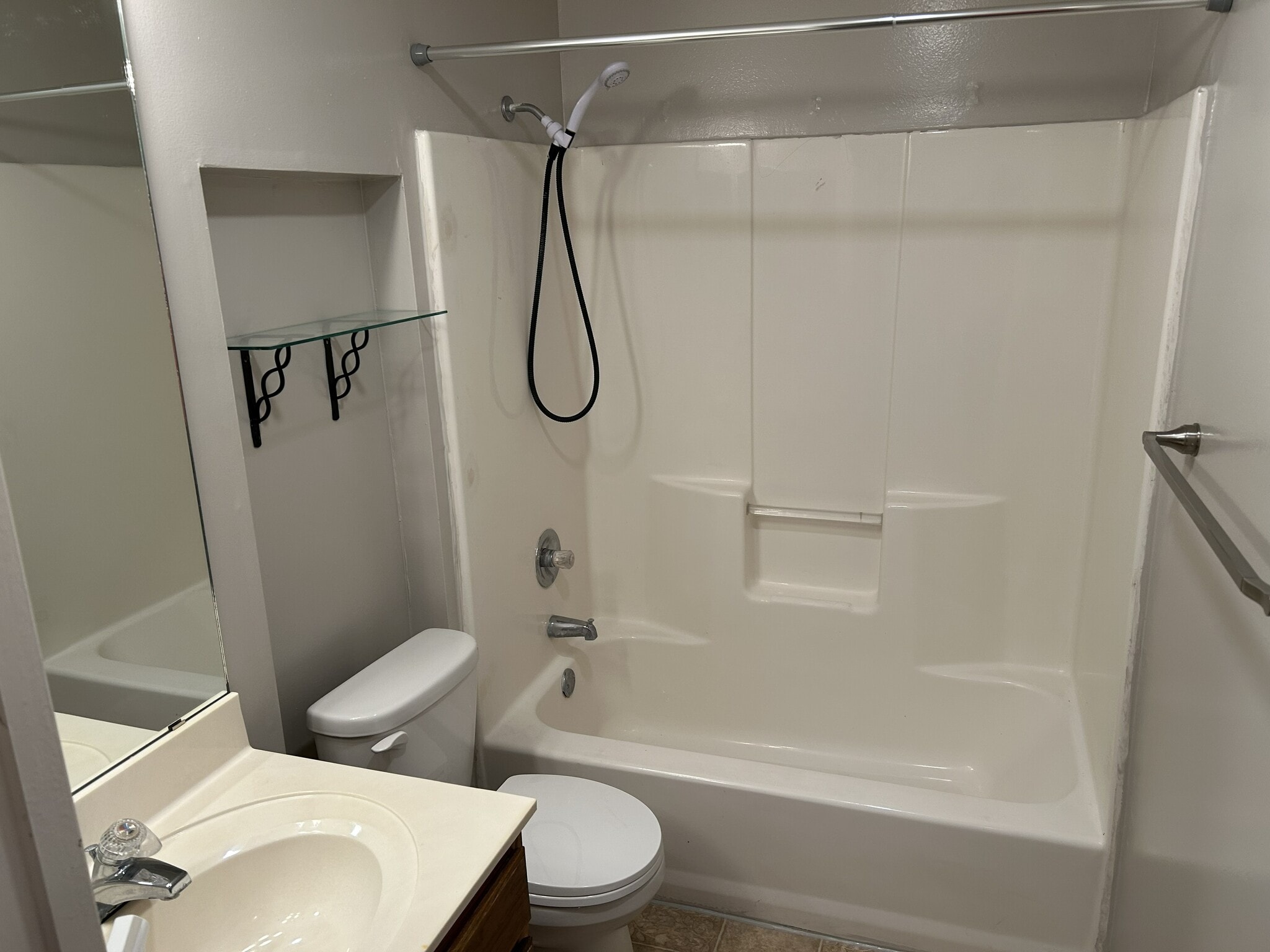 Hall bath - 110 Vixen Cir