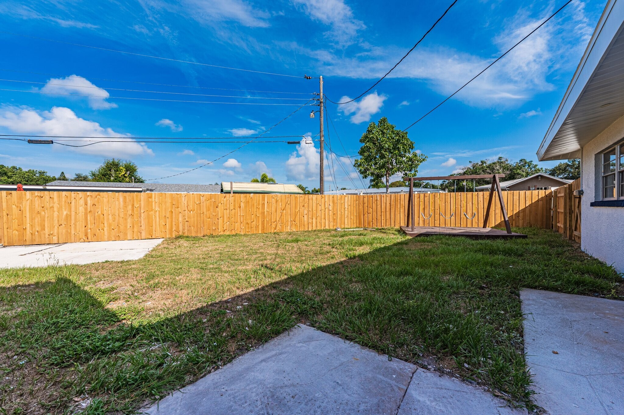 Building Photo - 1811 Rhoades Terrace