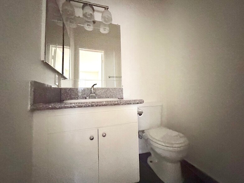 Building Photo - 447 W Elk Ave