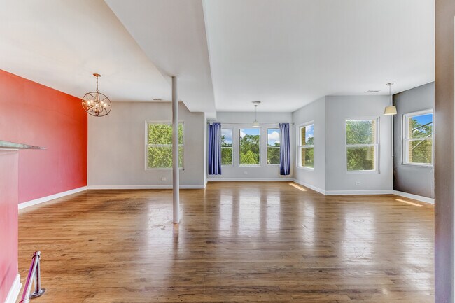 Building Photo - 102 N Hamlin Ave