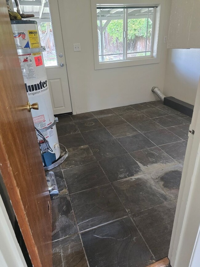 Building Photo - 3 bed 2 bath Family Home for Rent in Grant...
