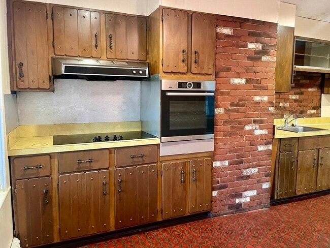 Building Photo - 136 Saratoga St