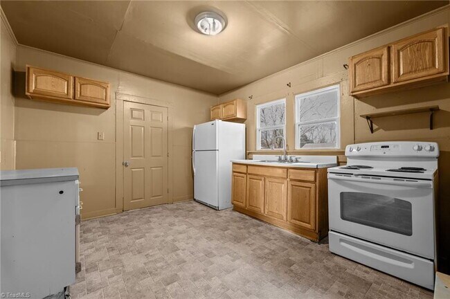 Building Photo - "Charming 3-Bedroom Home in the Heart of Winston-Salem-Pets Welcome Housing Vouchers Accepted!