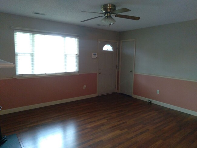 Building Photo - Cute 3 bedroom, 2 bath house with garage a...