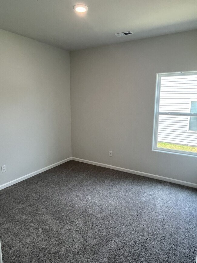 Building Photo - Newer 3 Bed Ranch home in East Charlotte
