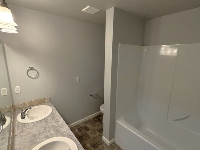 Building Photo - 4 bedroom 2.5 bathroom home in the heart o...