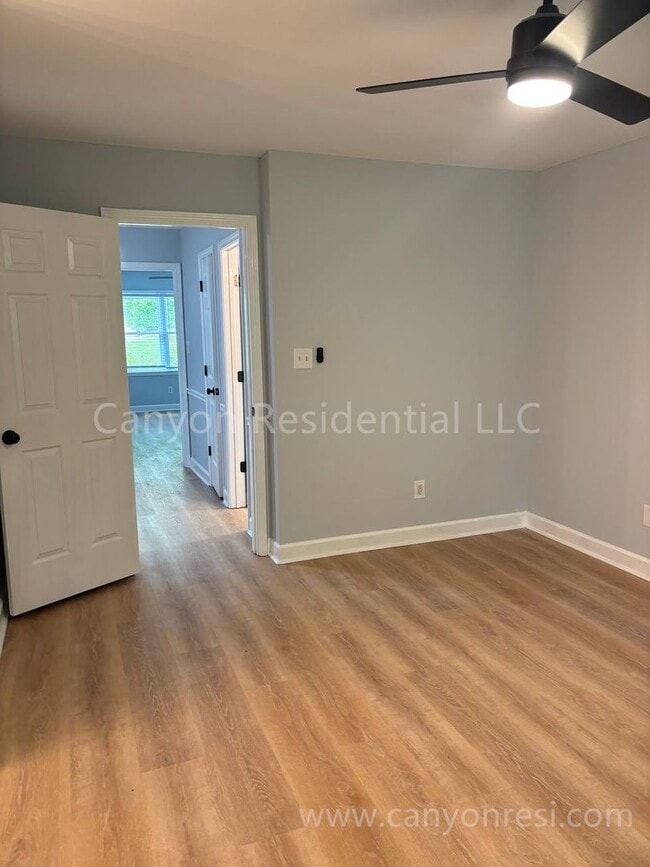 Building Photo - Stylish 3 Bed, 2 Bath Retreat: Modern Livi...