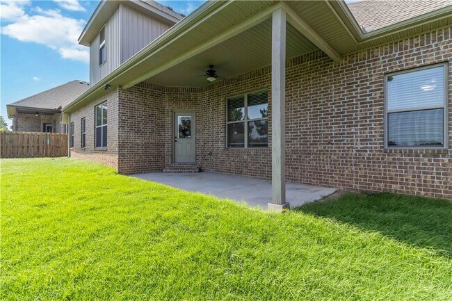 Building Photo - 1340 Sweetbriar Cir