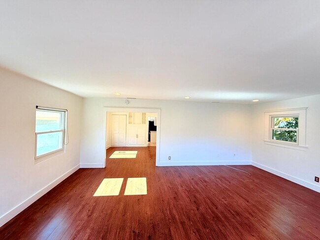 Building Photo - 4447 Lockwood Ave