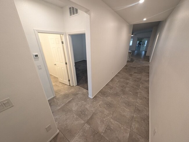 Building Photo - 4811 Shady Chestnut Ct