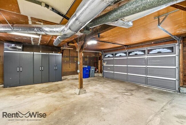 Building Photo - 1120 Oakwood Dr