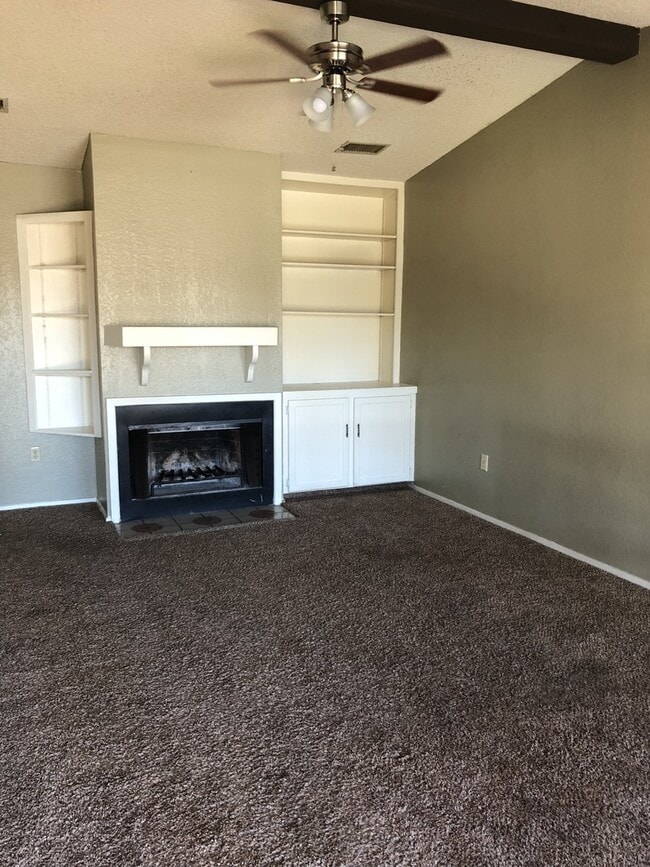 Primary Photo - Three Bedroom Two Bath Home for Lease - Me...