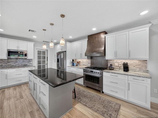 Building Photo - 724 NW Spruce Ridge Dr