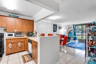 Building Photo - 9460 Fontainebleau Blvd