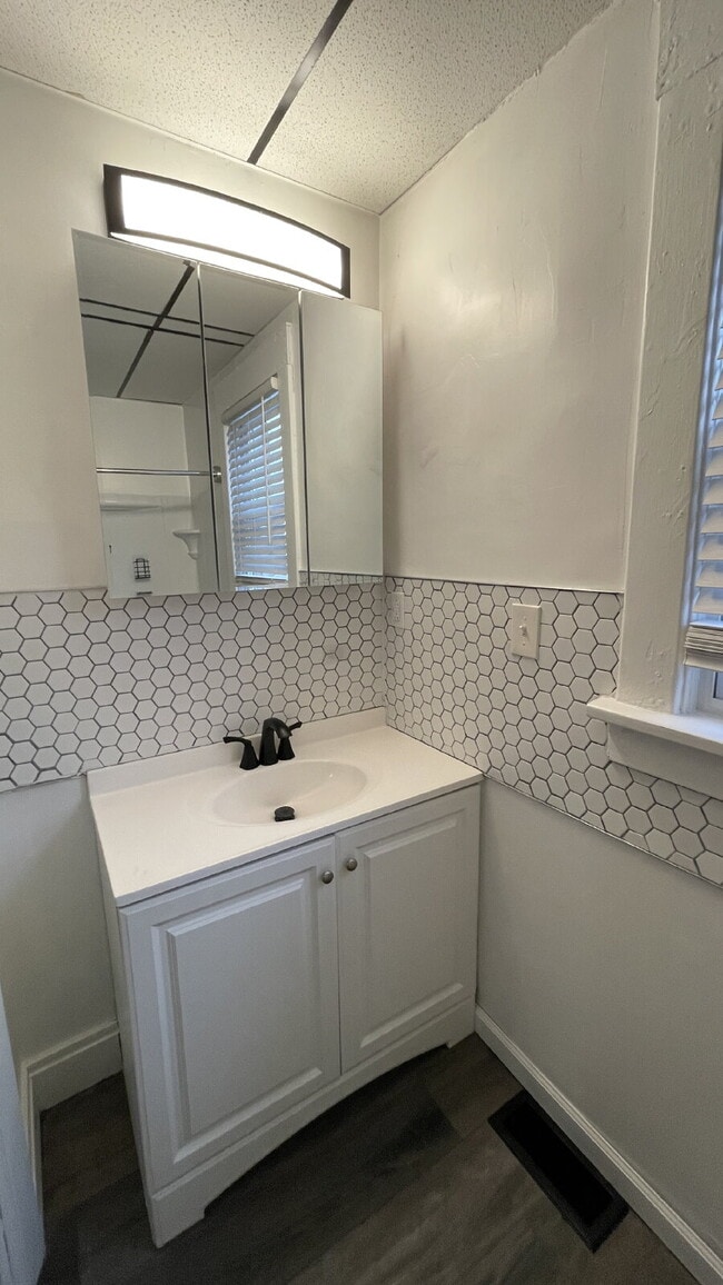 Building Photo - Cozy, Updated 1-Bed Apartment Near Downtown Sharon with In-Unit Laundry!